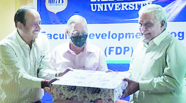 मैट्स यूनिवर्सिटी में फैकल्टी डेवलपमेंट प्रोग्राम, विद्यार्थियों को नैतिक शिक्षा भी जरूरी-शुक्ल