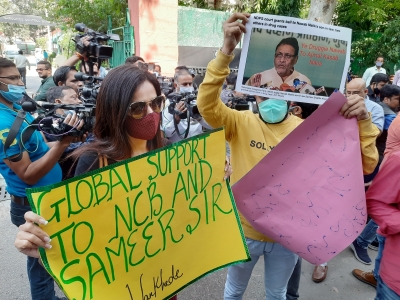 दिल्ली: एनसीबी दफ्तर के बाहर पहुंचे समीर वानखेड़े के समर्थक, उनपर लगे आरोप को निराधार बताया दिल्ली: एनसीबी दफ्तर के बाहर पहुंचे समीर वानखेड़े के समर्थक, उनपर लगे आरोप को निराधार बताया