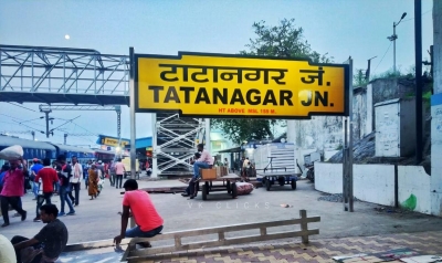 महिला और शिशु की जान बचाने के लिए उलटी दिशा में दौड़ी ट्रेन महिला और शिशु की जान बचाने के लिए उलटी दिशा में दौड़ी ट्रेन