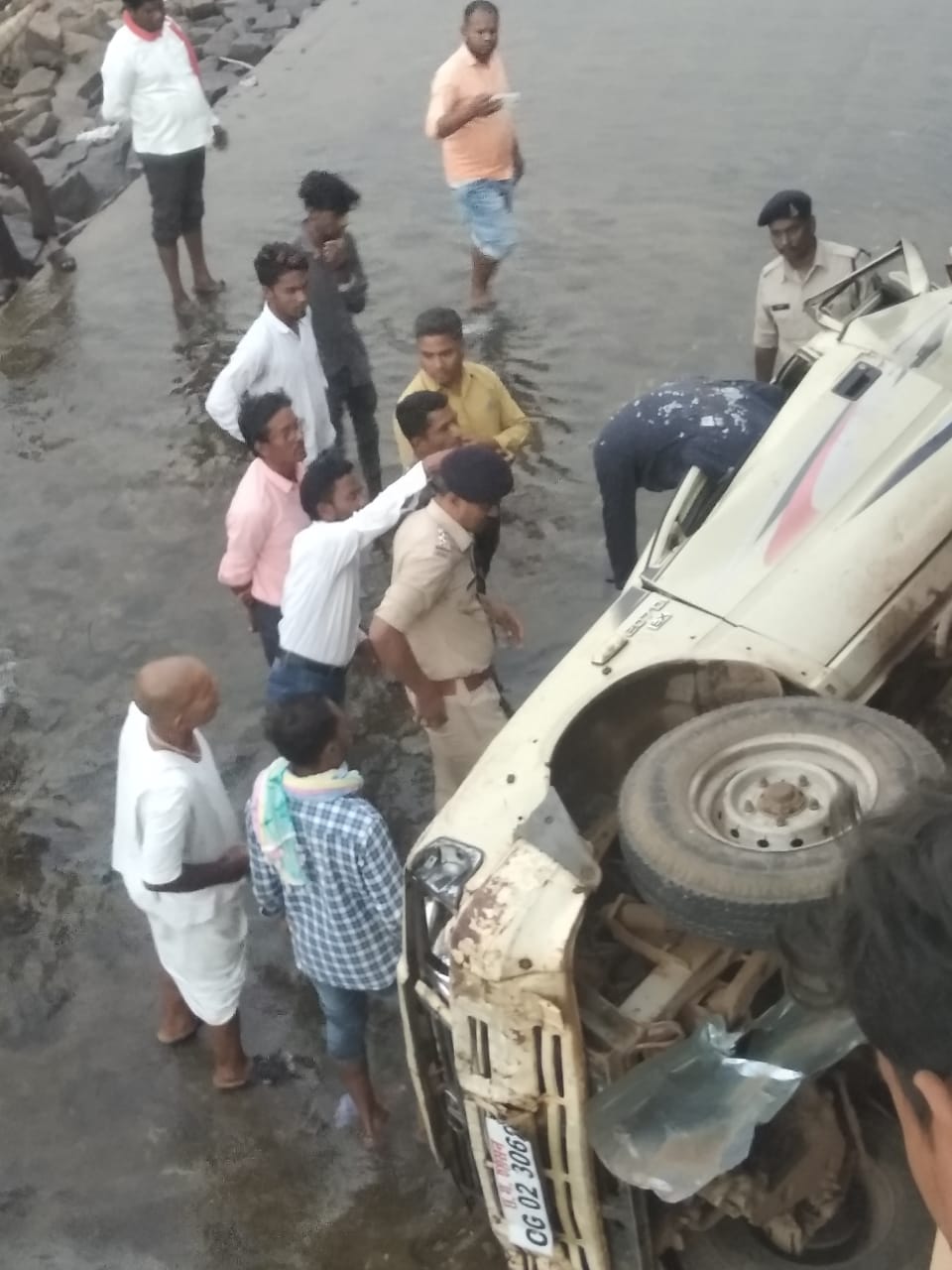सरकारी गाड़ी पुल से महानदी में गिरी, दो शिक्षकों की मौत, एक घायल सरकारी गाड़ी पुल से महानदी में गिरी, दो शिक्षकों की मौत, एक घायल