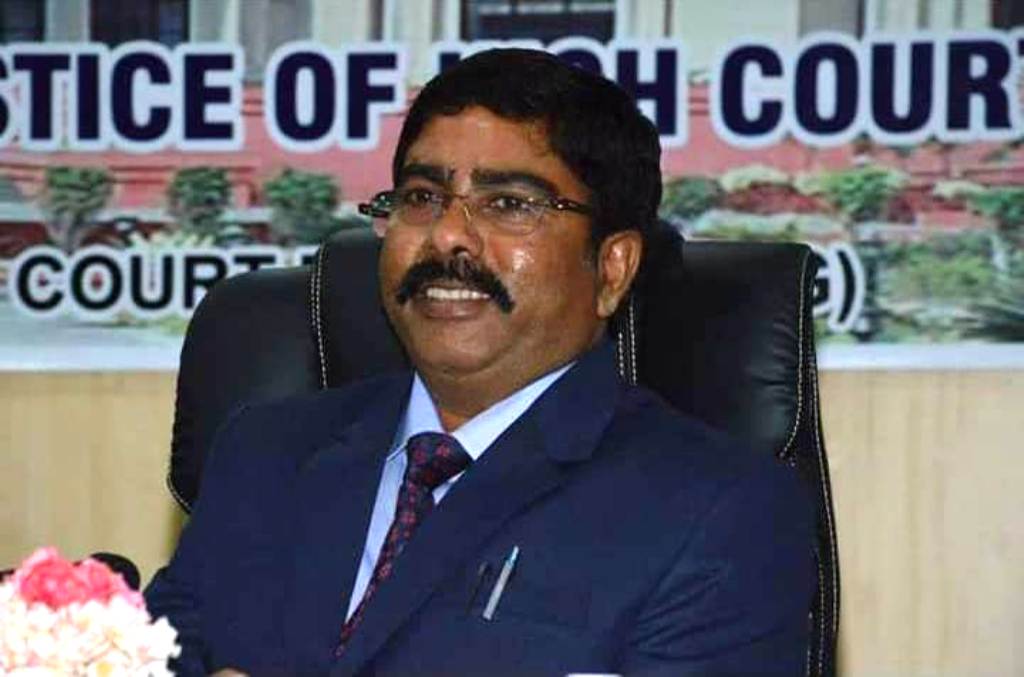 सीएम व कांग्रेस नेताओं के खिलाफ फेसबुक में अनर्गल कमेंट, एफआईआर दर्ज करने की मांग सीएम व कांग्रेस नेताओं के खिलाफ फेसबुक में अनर्गल कमेंट, एफआईआर दर्ज करने की मांग