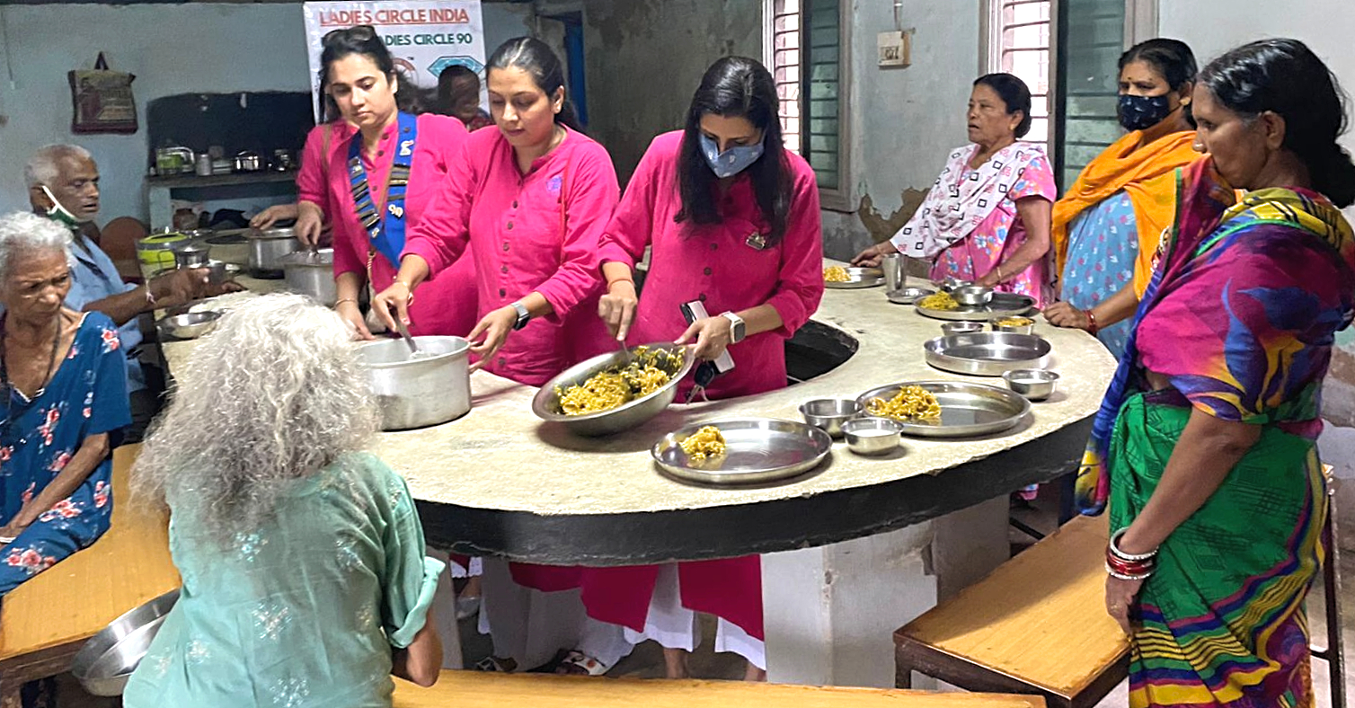 वृद्धाश्रम में दिन भर खाना खिलाकर रायपुर लेडीज सर्किल 90 ने जॉय ऑफ़ गिविंग वीक किया शुरू