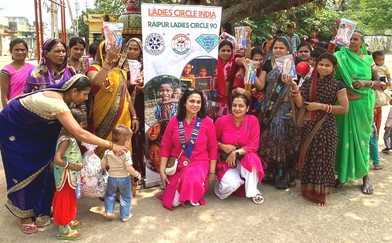 रायपुर के कोटा और फुंडहर इलाकों में ज़रूरतमंदों को रायपुर लेडीज सर्किल 90 ने दी आई-केयर किट