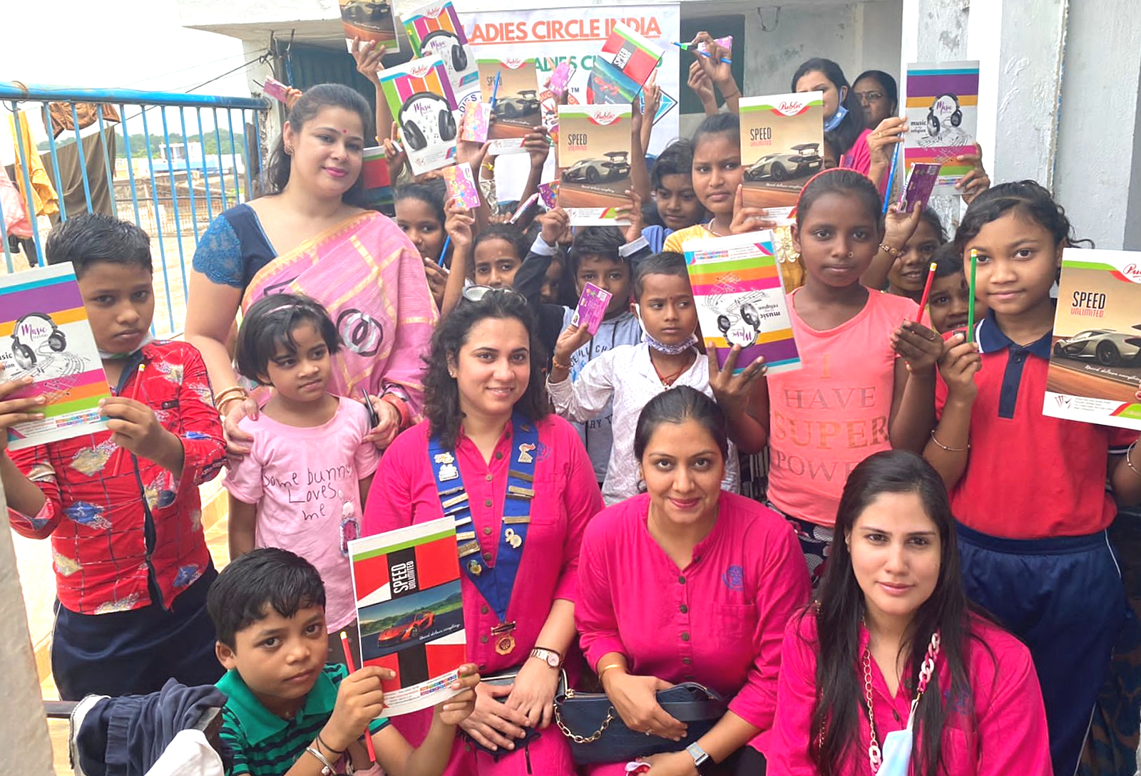 रायपुर लेडीज सर्किल 90, रायपुर राउंड टेबल 169 ने 50 बच्चों को पुस्तकें और स्टेशनरी सामग्री देकर बनाया सक्षम