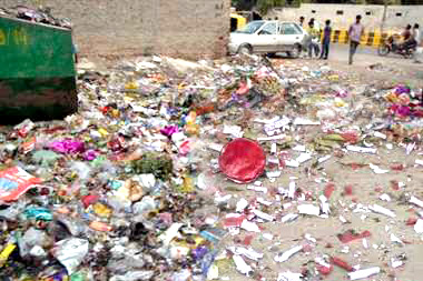  ‘छत्तीसगढ़’ का संपादकीय :  हिंदुस्तानी डूबे रहते हैं धनबल, दलबल की ताकत के नशे में...  