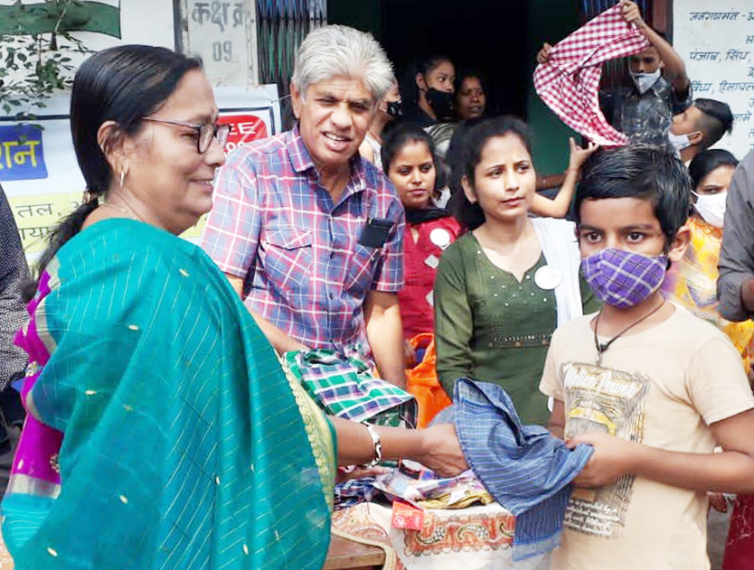 नये वस्त्र बांट चरामेति फाउंडेशन ने की 150 जरूरतमंद बच्चों की दीवाली रौशन