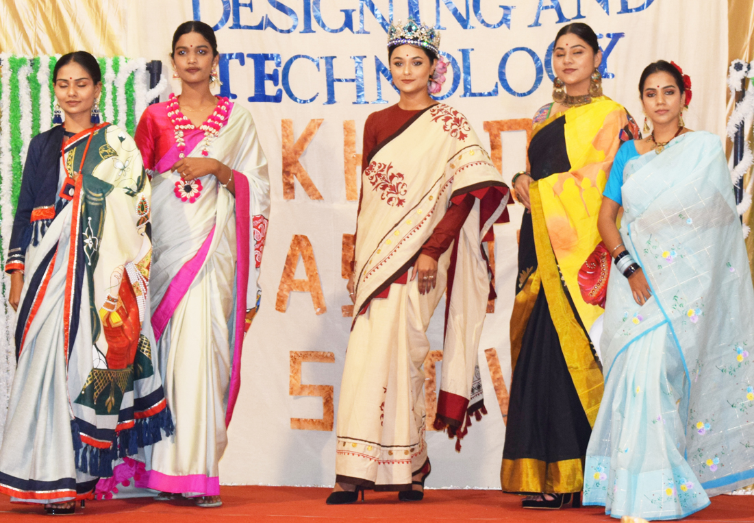 मैट्स विश्वविद्यालय में खादी फैशन शो का रंगारंग आयोजन, विख्यात फिल्मी सितारे दलजीत और वर्तिका ने शिरकत की