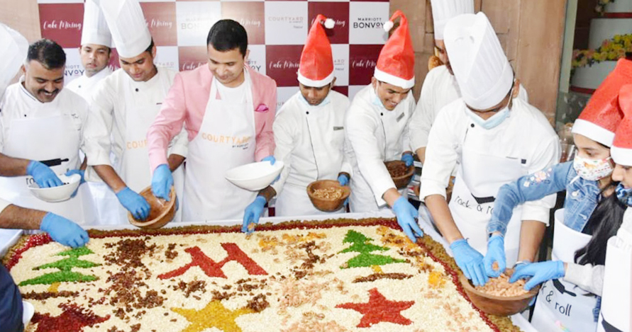होटल कोर्टयार्ड बाय मैरियट में पारंपरिक केक मिक्सिंग के साथ क्रिसमस सीजन की शुरुआत  