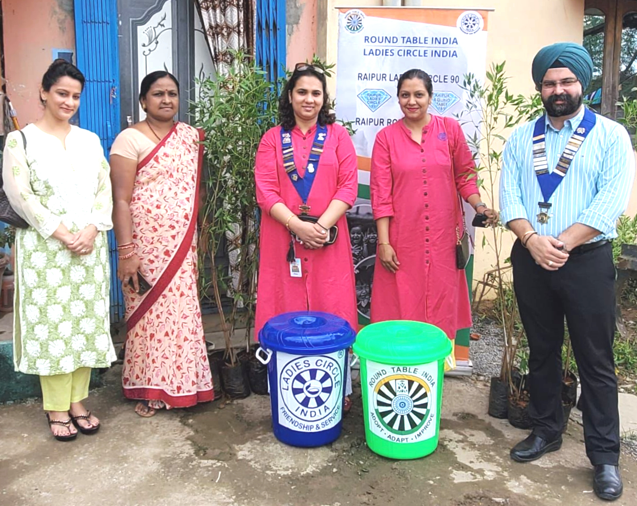 आरएलसी 90 और आरआरटी 169 ने पौधे और कूड़ेदान प्रदान कर हरा-भारत के लिए किया प्रेरित