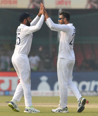 पहला टेस्ट : तीसरे दिन का खेल खत्म, न्यूजीलैंड को 296 पर रोककर भारत ने 63 रनों की बनाई बढ़त