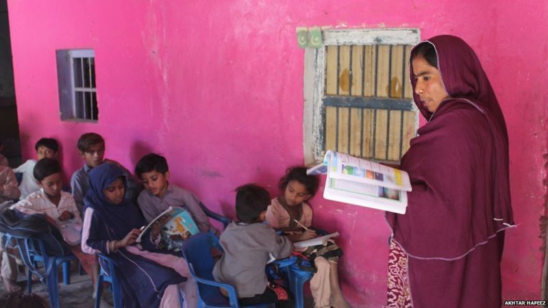 पाकिस्तान की हिंदू महिला सोनारी बागड़ी जिन्होंने मंदिर को ही स्कूल बना दिया पाकिस्तान की हिंदू महिला सोनारी बागड़ी जिन्होंने मंदिर को ही स्कूल बना दिया