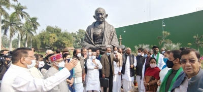 विरोधी दलों के प्रदर्शन में शामिल हुए तृणमूल कांग्रेस के निलंबित सांसदों ने सरकार पर लगाए आरोप विरोधी दलों के प्रदर्शन में शामिल हुए तृणमूल कांग्रेस के निलंबित सांसदों ने सरकार पर लगाए आरोप