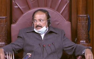 निलंबन विवाद : नायडू ने सरकार, विपक्ष से गतिरोध दूर करने को कहा निलंबन विवाद : नायडू ने सरकार, विपक्ष से गतिरोध दूर करने को कहा