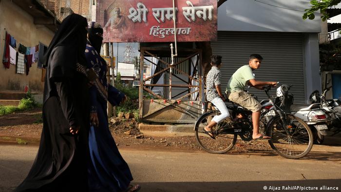 नमाज के लिए घटती जगह, हिंदू-मुस्लिम में बढ़ती खाई नमाज के लिए घटती जगह, हिंदू-मुस्लिम में बढ़ती खाई