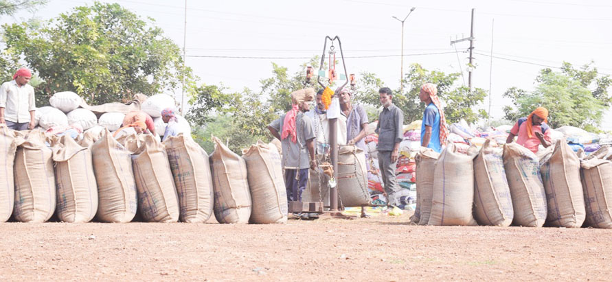 मण्डी शुल्क वृद्धि से किसानों को नुकसान की भरपाई कौन करेगा ?
