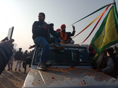 कई लोगों ने पर्दे के पीछे रहकर दी आंदोलन को मजबूती, अब 'जीत' का जश्न मनाते हुए घरों की ओर लौट रहे कई लोगों ने पर्दे के पीछे रहकर दी आंदोलन को मजबूती, अब 'जीत' का जश्न मनाते हुए घरों की ओर लौट रहे