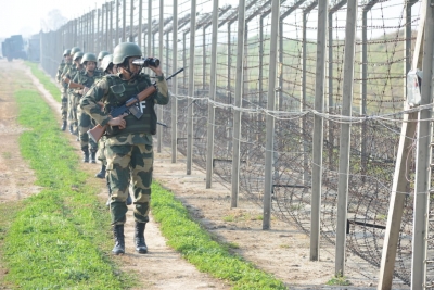 सुरक्षा बलों ने जम्मू में अंतर्राष्ट्रीय सीमा पर पाकिस्तानी घुसपैठिए को मार गिराया सुरक्षा बलों ने जम्मू में अंतर्राष्ट्रीय सीमा पर पाकिस्तानी घुसपैठिए को मार गिराया
