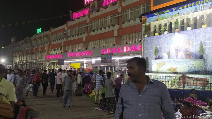 कोरोना: भारत में कम हो रहे मामले, साथ ही गिर रहा मास्क का उपयोग कोरोना: भारत में कम हो रहे मामले, साथ ही गिर रहा मास्क का उपयोग