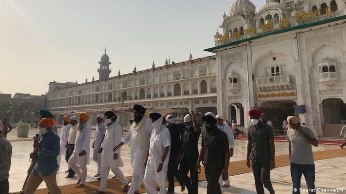 अस्तित्व की लड़ाई लड़ रही है सौ साल पुरानी पार्टी अस्तित्व की लड़ाई लड़ रही है सौ साल पुरानी पार्टी