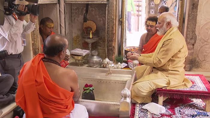 धर्म को ही खाने, ओढ़ने और बिछाने के लिए तैयार हो जाइए धर्म को ही खाने, ओढ़ने और बिछाने के लिए तैयार हो जाइए