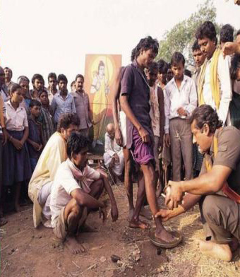 वोट का प्रसाद पाने के लिए आस्था को हथियार बनाना  