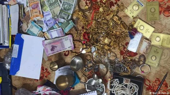 भ्रष्टाचारः सोने-चांदी में खेल रहे हैं 'जीरो टॉलरेंस' वाले बिहार के अफसर भ्रष्टाचारः सोने-चांदी में खेल रहे हैं 'जीरो टॉलरेंस' वाले बिहार के अफसर