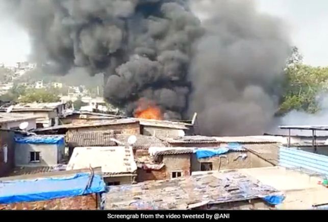 मुंबई के घाटकोपर में गोदाम में लगी आग, फायर ब्रिगेड की आठ गाड़ियां मौके पर