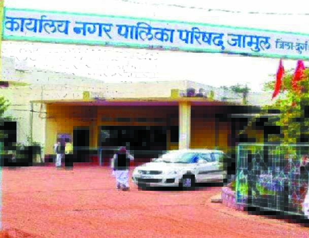 भाजपा को पूर्ण बहुमत के बावजूद कांग्रेस कश्मकश का फायदा उठाने की फिराक में