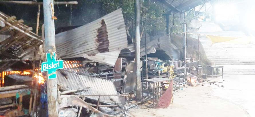 शॉर्ट-सर्किट से बम्लेश्वरी के ऊपरी मार्ग की 10 दुकानें खाक