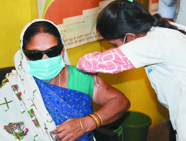 बूस्टर डोज़: कोरोना वैक्सीन का प्रिकॉशन डोज़ कैसे, कब और कहां मिलेगा?