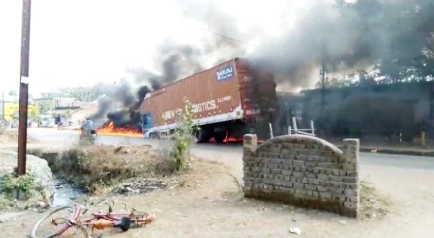  बाईक से भरे चलते कंटेनर में आग, चालक फरार