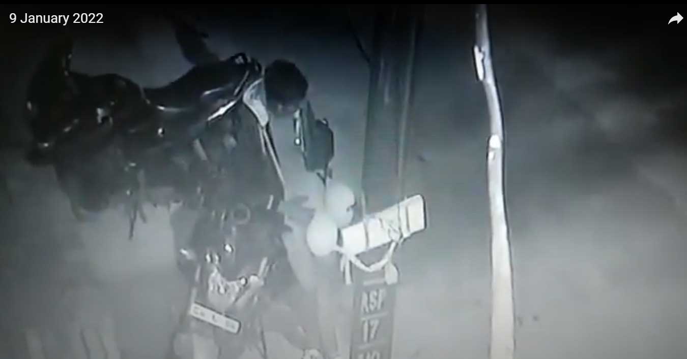 देखें बाइक चोरी का वीडियो : समता कालोनी में घर के सामने से बाइक चोरी, चोर ने पहले सड़क पर नजर रखी,फिर। ले भागा