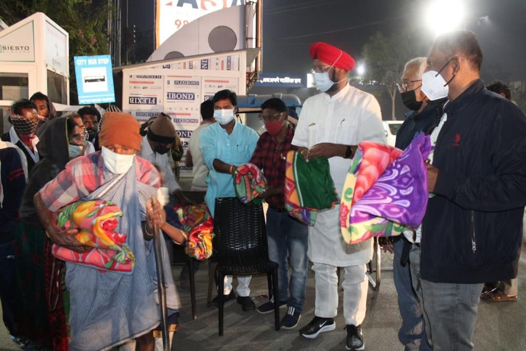 जरूरतमंद असहाय बुजुर्ग व महिलाओं को विधायक जुनेजा ने बांटा कंबल