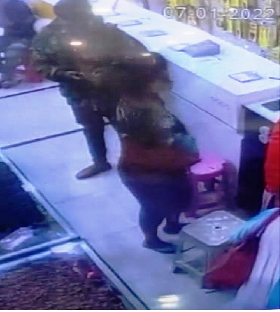 पैसे कम पड़े तो युवती ने चुरा लिया मोबाइल, दुकानदार ने किया पुलिस के हवाले