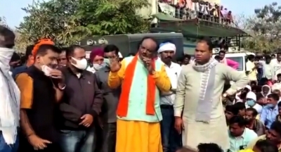 बैतूल के सांसद ने कहा : बजाओ ताली, किसानों ने किया इनकार