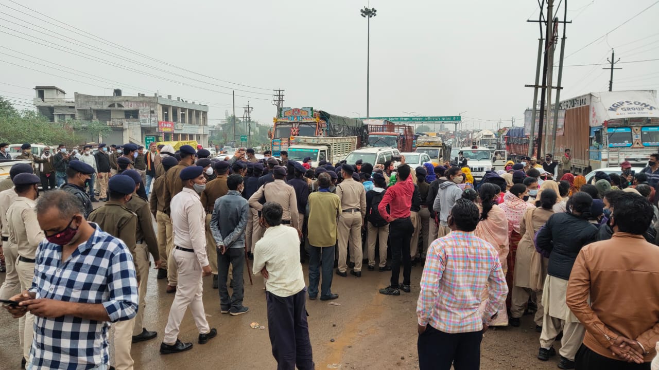 अधिकारियों के घर पहुंचने से पहले, पुलिस परिवार के नेता गिरफ्तार