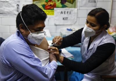 पहले दिन दी गई कोविड वैक्सीन की 9 लाख से अधिक बूस्टर शॉट