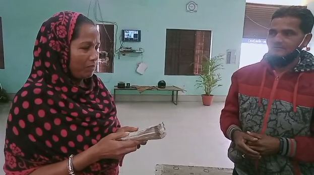 देखें VIDEO : पुलिस अधीक्षक कोरबा के प्रयास से महिला को वापस मिली  रकम