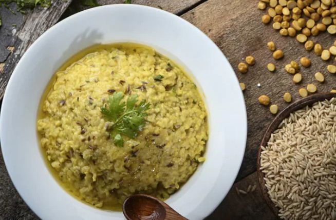 घर में घुसा था चोर, चोरी के बीच में बनाने लगा खिचड़ी, इस चक्कर में पकड़ा गया