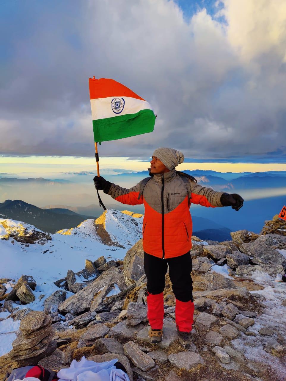 बचेली के कमलेश ने माइनस 16 डिग्री में साढ़े 12 हजार फीट ऊंची चोटी केदारकांठा पर लहराया तिरंगा