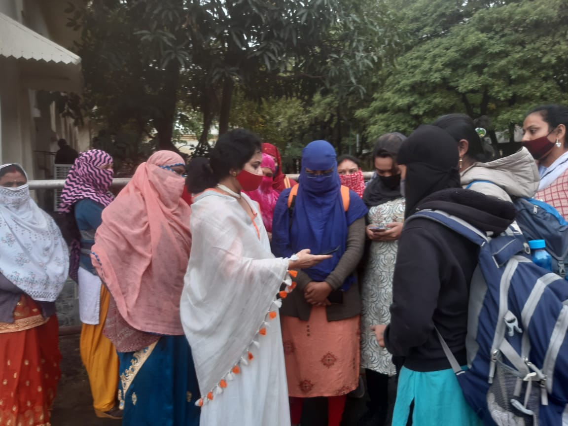 पुलिस परिवार चार दिन से घर के बाहर दिन गुजार रहे, भाजपा महिला मोर्चा समर्थन में सामने आया