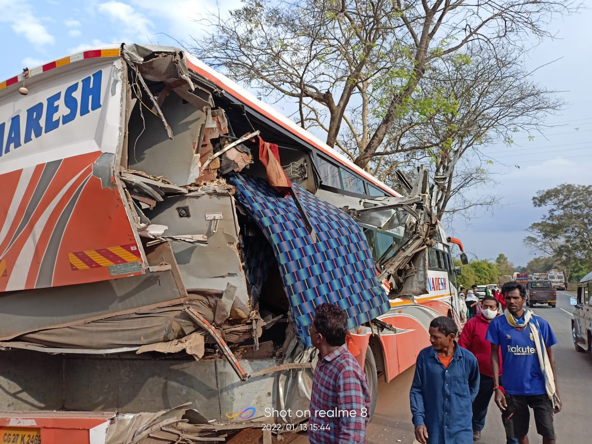 ट्रक ने यात्री बस को मारी ठोकर, 5 जख्मी
