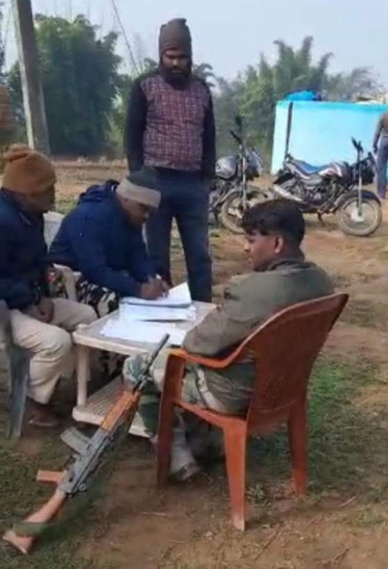 पुलिस बन तलाशी के नाम पर शिक्षक व उपसरपंच के घर घुसे 8 हथियारबंद नकाबपोश