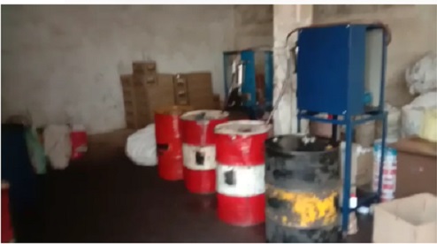 नकली आयल फैक्ट्री चला रहा संचालक गिरफ्तार, चार लाख का आयल जब्त, बदबू से हुआ फैक्ट्री का खुलासा