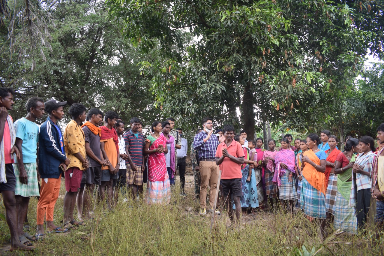 देखें VIDEO : धुर नक्सल इलाके में पहुंचे कलेक्टर-एसपी, लगाई चौपाल