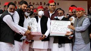 उत्तर प्रदेश: सपा में आए बीजेपी के ‘बाग़ी’ नेताओं के कारण अखिलेश यादव की मुश्किलें बढ़ीं