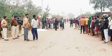 ट्रेलर की ठोकर, युवक की मौत, ग्रामीणों ने शव रख किया जाम