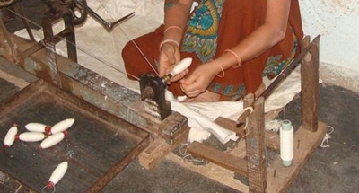 वाराणसी में बनाई गई हस्तनिर्मित खादी के कागज से बनी चप्पलें