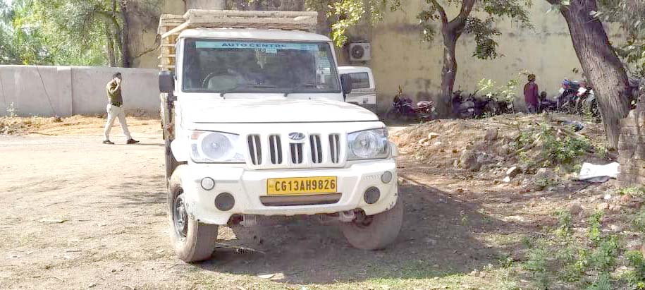 पिकअप ने बाइक सवार को मारी टक्कर, महिला की मौत, 2 घायल