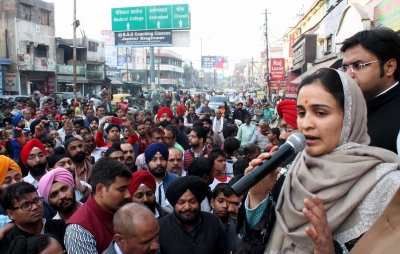 यूपी का चुनावी घमासान : मुलायम की बहू अपर्णा के आज बीजेपी में शामिल होने की संभावना